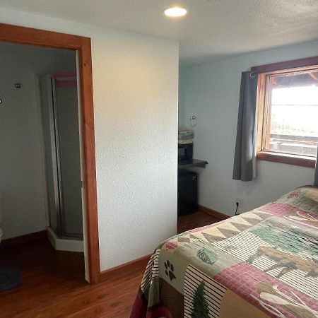 Bird Creek Brown Bear Saloon & Motel المظهر الخارجي الصورة
